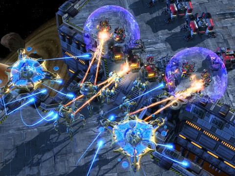 Starcraft 2 Screenshot Protoss Angriff mit Mutterschiffen