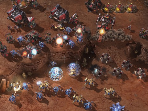 Starcraft 2 Screenshot Kampf zwischen Terranern und Protoss