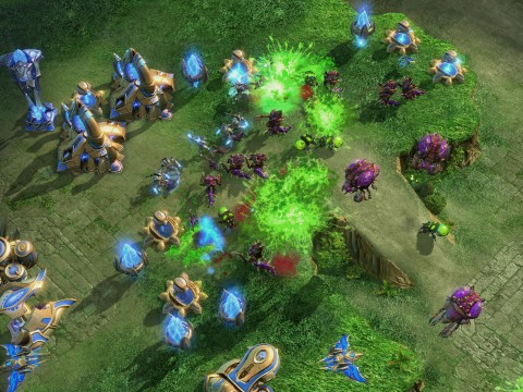 Starcraft 2 Screenshot Berstlinge greifen die Protoss an